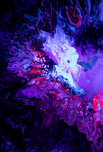 ציור אקריליק זוהר בתאורת uv -supernova